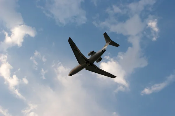 Силует літака в блакитному небі — стокове фото