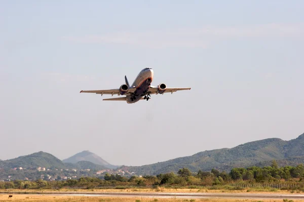 Airplane's takeoff — Stock Photo, Image