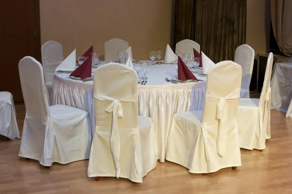 Bord och stolar i restaurang — Stockfoto