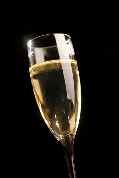 Champagnerglas isoliert auf schwarz — Stockfoto
