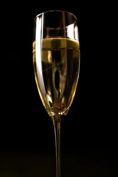 Champagnerglas isoliert auf schwarz — Stockfoto