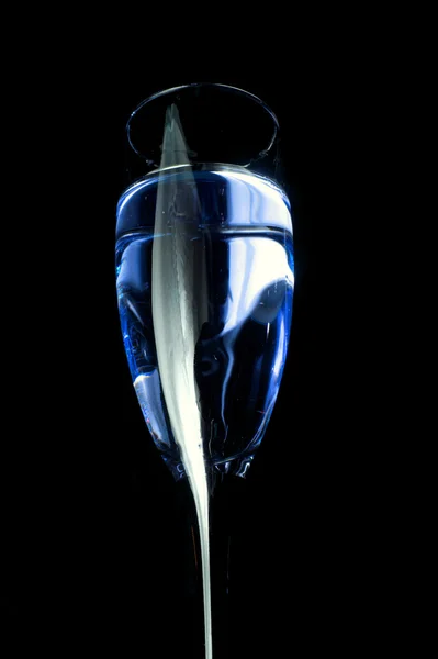 Szkło z napój niebieski na czarnym tle — Zdjęcie stockowe