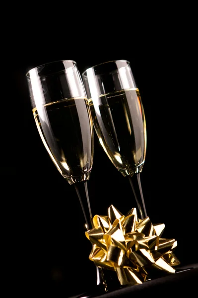 Kieliszki do szampana z ozdoba na czarnym tle — Zdjęcie stockowe
