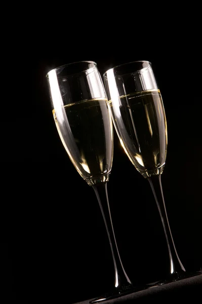 Bicchieri di champagne isolati su nero — Foto Stock