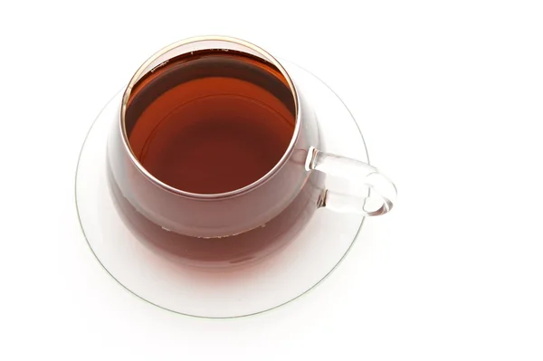 Чашка черного чая изолированы на белом — стоковое фото