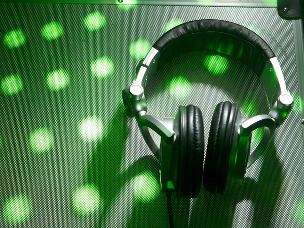 DJ ακουστικά σε φόντο κόμμα — Φωτογραφία Αρχείου