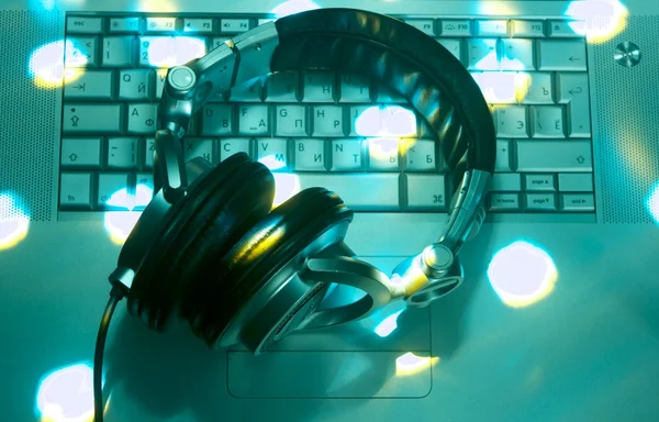 Dj headphones on laptop — Stock Photo, Image