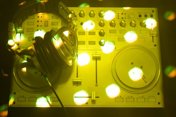 Modern dj felszerelés és a party fények — Stock Fotó