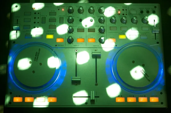 Modernes DJ-Equipment und Party-Lichter — Stockfoto