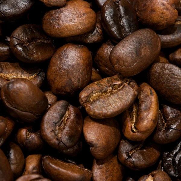 Смажені кавові зерна фон — стокове фото