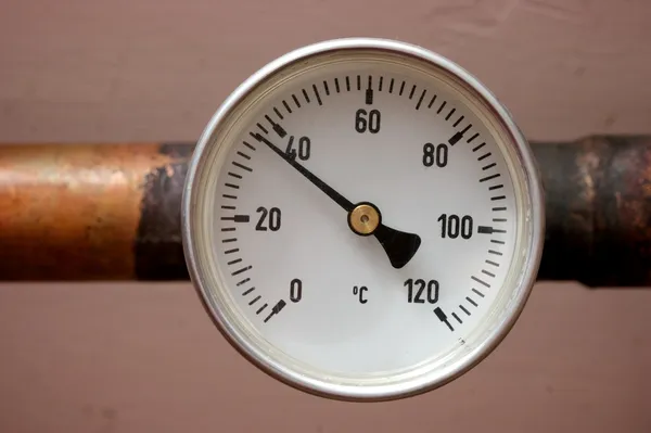 Termometr ogrzewanie i wodę w piwnicy domu — Zdjęcie stockowe