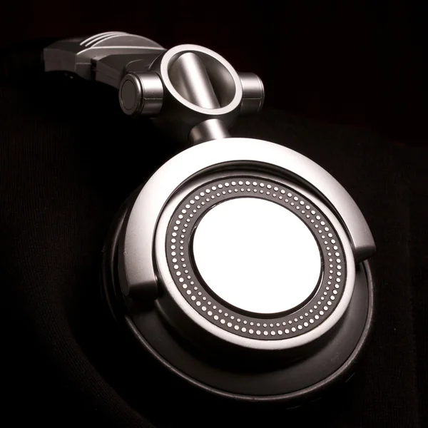 DJ sluchátka na černém pozadí — Stock fotografie
