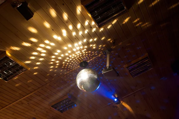 夜のクラブでの照明器具 — ストック写真