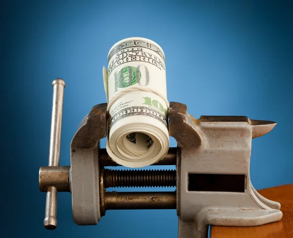 Conceito de orçamento baixo - dinheiro na ferramenta de vice — Fotografia de Stock