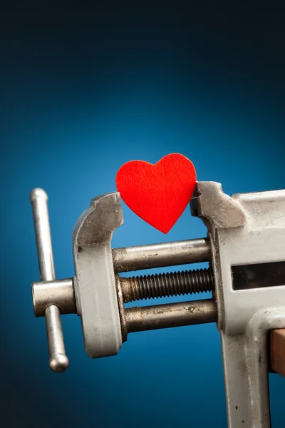Srdce léčebný koncept - červené srdce v vice nástroj — Stock fotografie