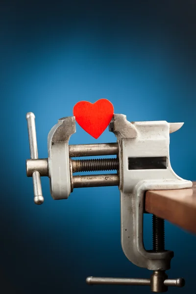 Coração vermelho na ferramenta vice — Fotografia de Stock