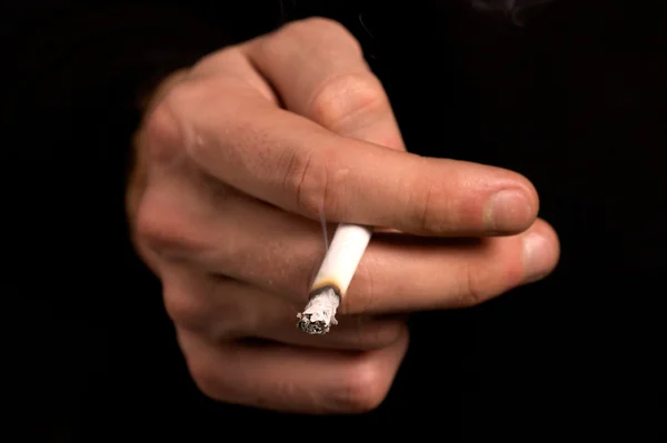 Fumante segurando um cigarro — Fotografia de Stock
