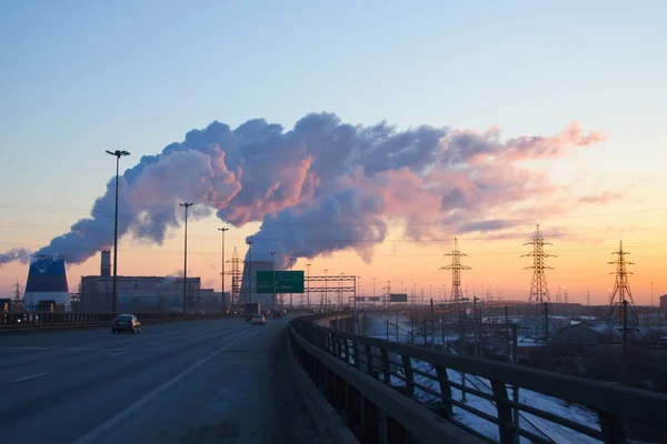 Central eléctrica ao pôr do sol — Fotografia de Stock