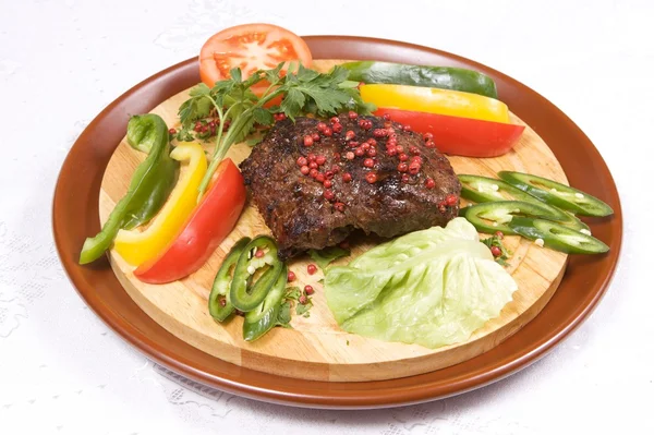 Bife grelhado com legumes — Fotografia de Stock