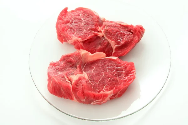 Rått kött på vit — Stockfoto