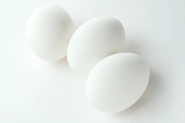 Trois œufs sur blanc — Photo