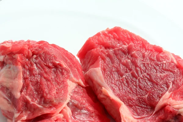 Carne cruda su bianco — Foto Stock