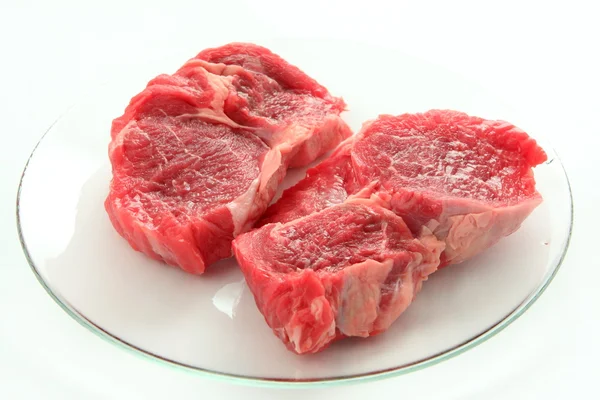 Rått kött på vit — Stockfoto