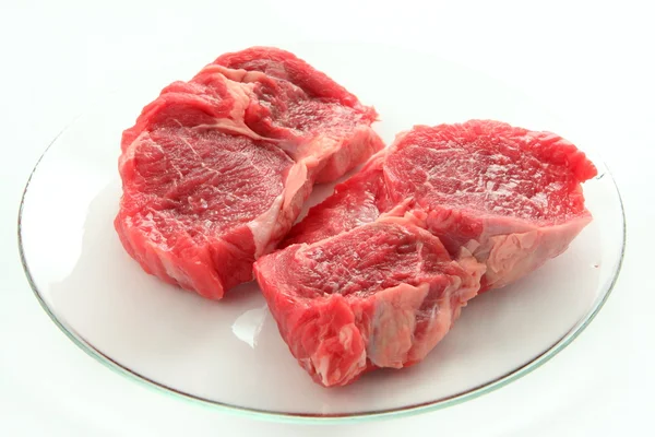 Rohes Fleisch auf weißem — Stockfoto