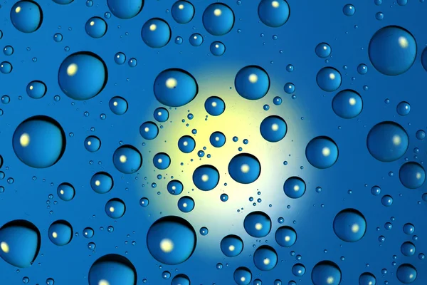 Gotas azuis com reflexão amarela — Fotografia de Stock