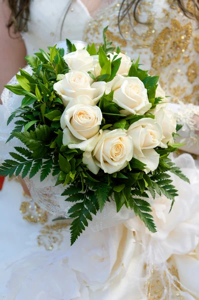 Une image d'une mariée tenant son bouquet de roses — Photo
