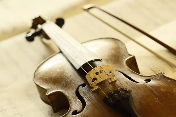 Antik fiol med fiddlestick — Stockfoto