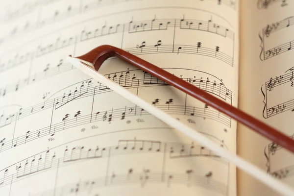 Fiddlestick na folha de música — Fotografia de Stock