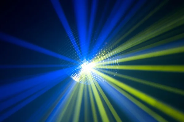 Boule disco avec rayons dans la brume — Photo