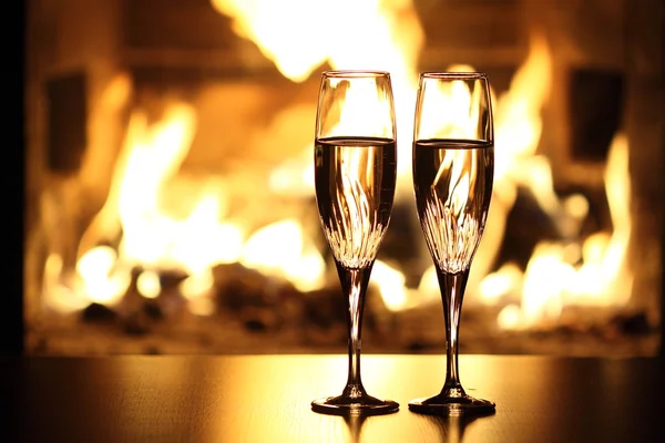 Two glasses in front of fireplace — Stock Photo, Image