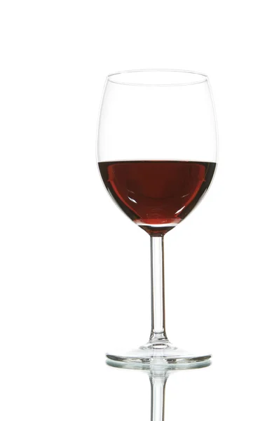 Sklenice s červeným vínem izolovaná na bílém — Stock fotografie