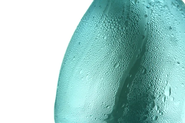 Краплі води на пляшці крупним планом — стокове фото