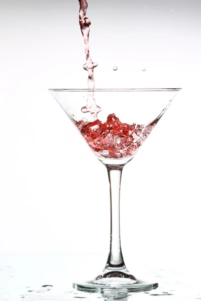 Roter Cocktail auf weißem — Stockfoto