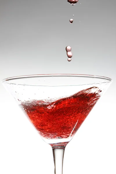 Cocktail rouge sur blanc — Photo