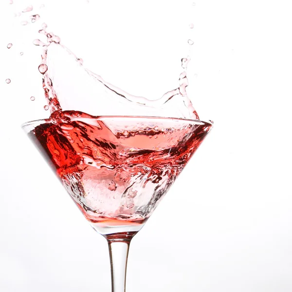 Roter Cocktail auf weißem — Stockfoto