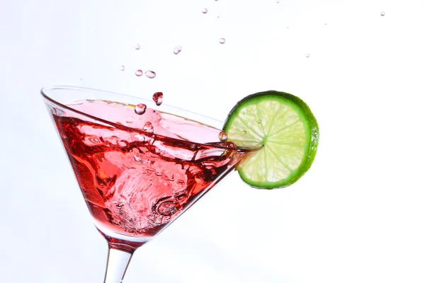 Cocktail rosso con lime su bianco — Foto Stock