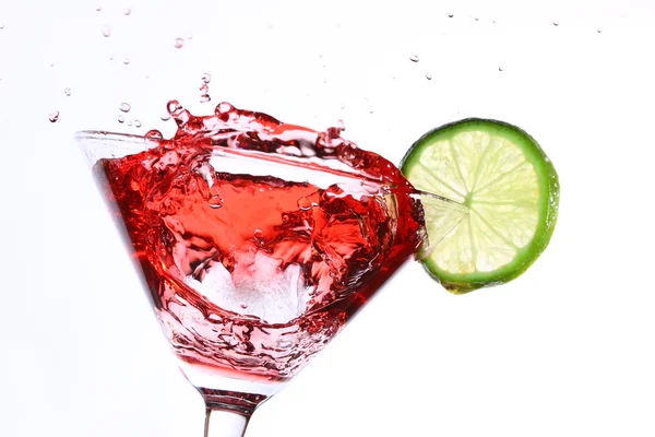 Красный коктейль с лаймом на белом — стоковое фото