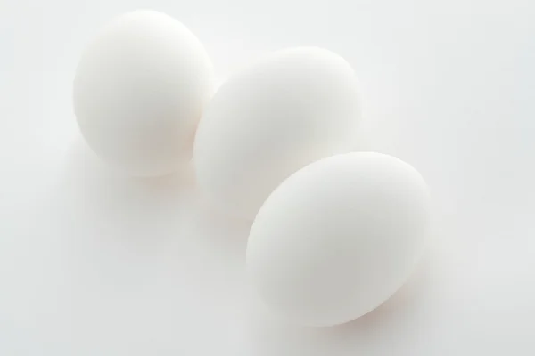 Drei Eier auf Weiß — Stockfoto