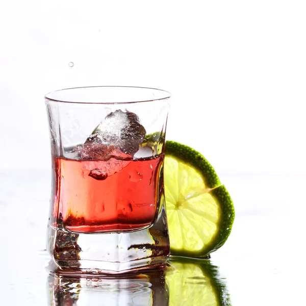 Roter Cocktail mit Limette auf Weiß — Stockfoto