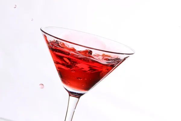 Красный коктейль на белом — стоковое фото