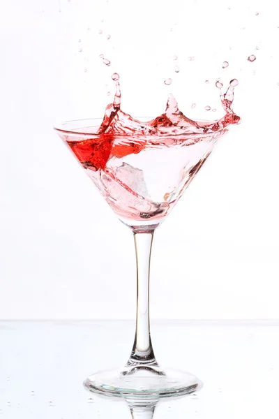 Красный коктейль на белом — стоковое фото