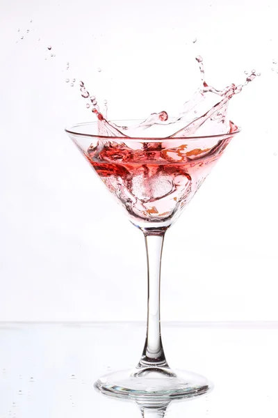 Cocktail rosso su bianco — Foto Stock