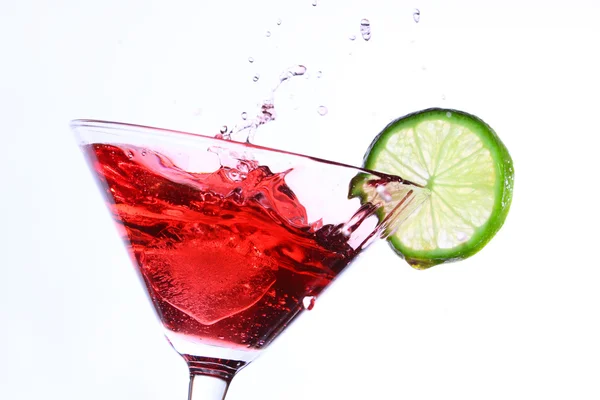 Червоний коктейль з лаймом на білому — стокове фото