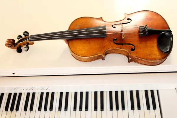 Violin and piano keys — Stock Photo, Image