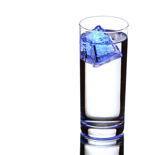 Стекло с водой и голубым льдом — стоковое фото