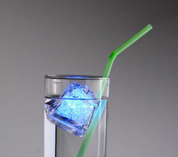 Bebida com closeup de gelo iluminado — Fotografia de Stock